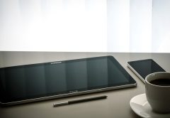 Tablette Samsung avec stylet sur bureau avec tasse de café