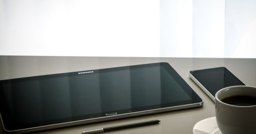 Tablette Samsung avec stylet sur bureau avec tasse de café