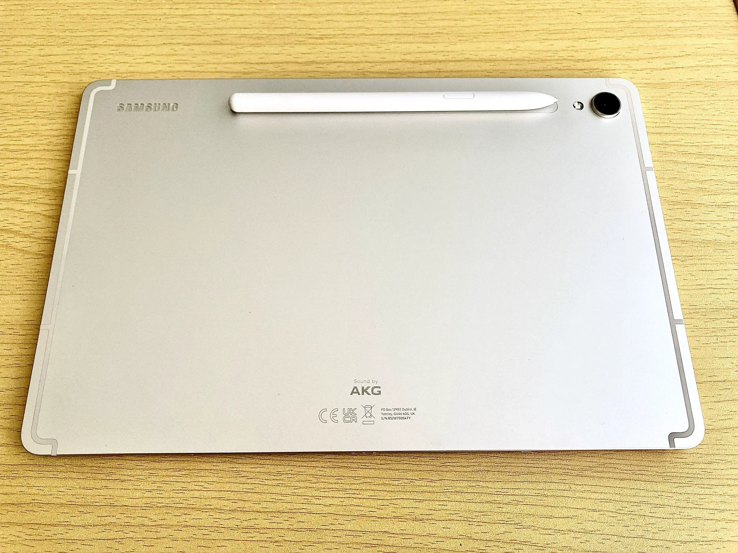 Vu du dos en métal de la tablette Samsung, avec le stylet accroché à son emplacement magnétique