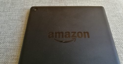 La coque en plastique est incrustée avec le logo Amazon.