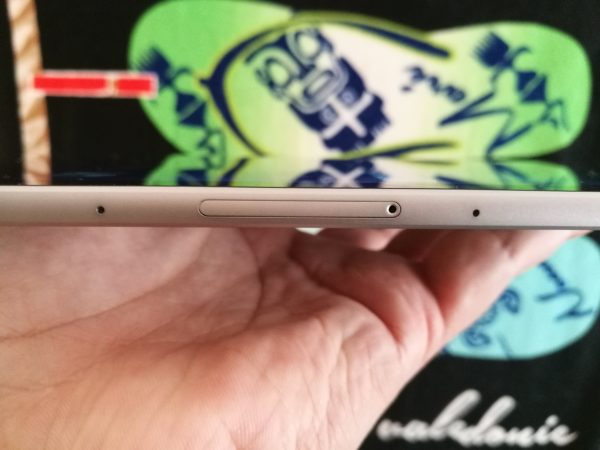 La Galaxy Tab S3 possède un port micro-SD.