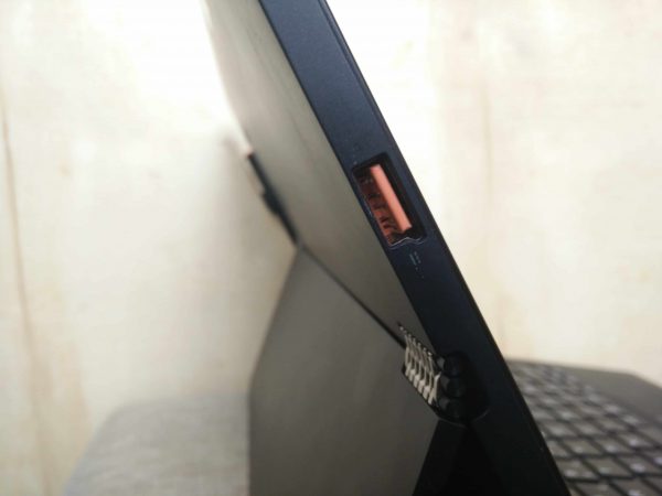Le port USB du Lenovo Miix 700