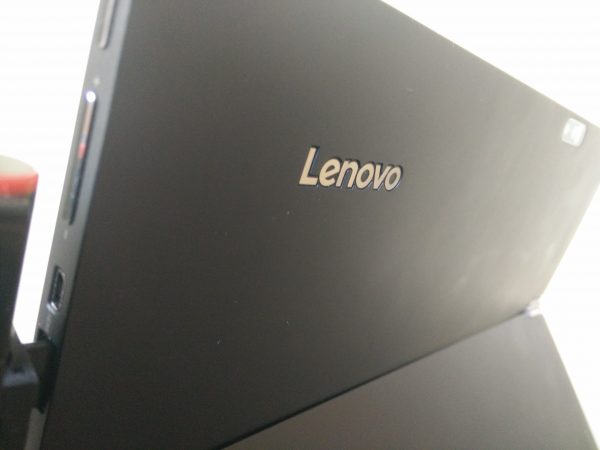 coque métallique noire du Lenovo Miix 700