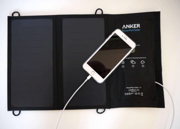 recharge d'un iPhone grâce au PowerPort Solar Lite