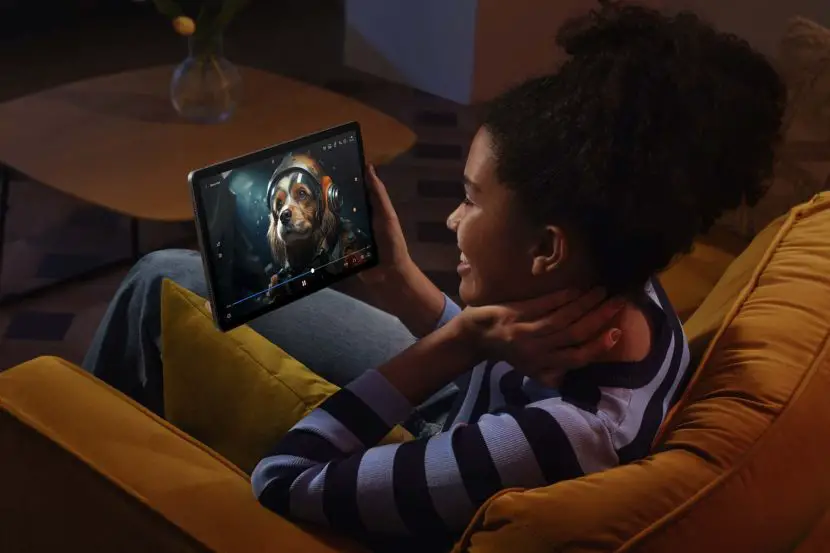 Femme regardant un film sur la tablette Redmi Pad SE