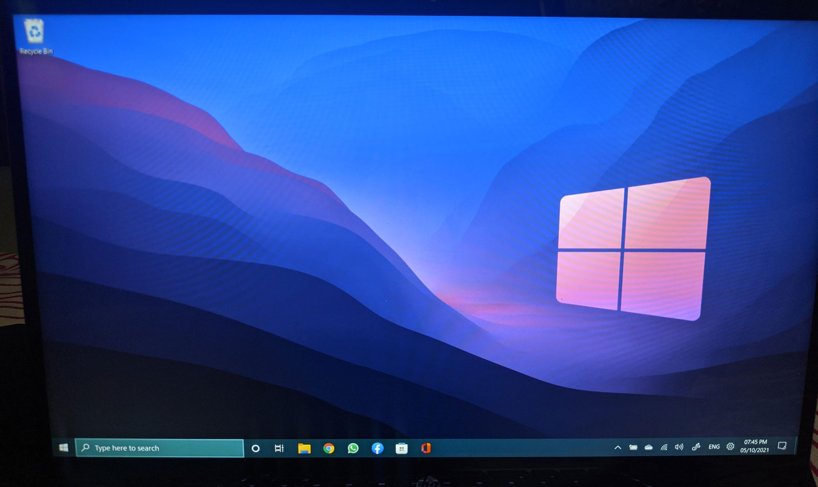 Windows 10 taskbar in Windows 11