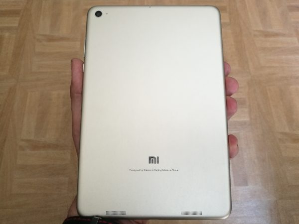 Le dos de la MiPad 3 ressemble à s'y méprendre à celui de l'iPad Mini 4.