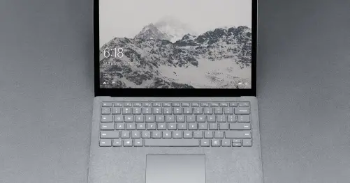 Surface Laptop de face, écran allumé