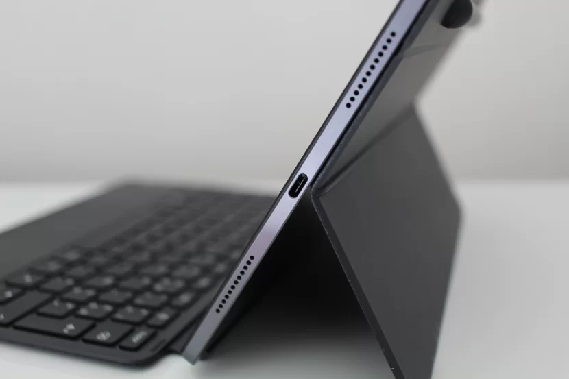 Vue latérale de la tablette Lenovo P11 Pro Gen 2 avec port USB-C